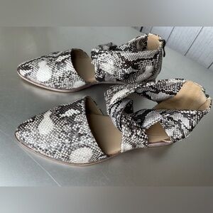 A Rider Girl Women’s snake print cutout booties Size 8 Back Zip Knotted Gray